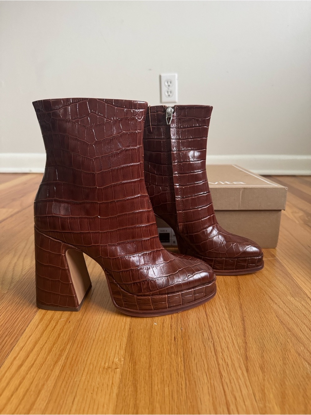 Dolce Vita Brown Croc Embossed Platform Ankle Boots New with Box size 6